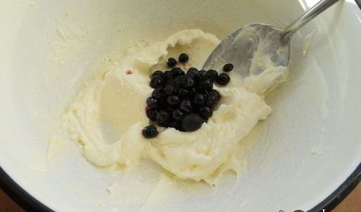 творожный десерт с печеньем и черникой