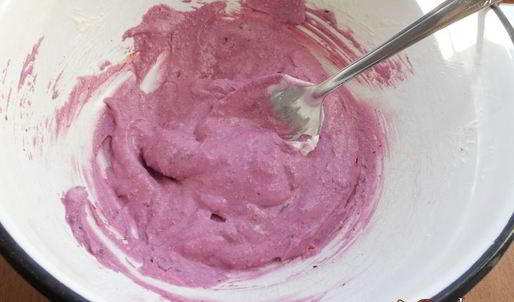 творожный десерт с печеньем и черникой