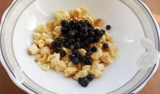 творожный десерт с печеньем и черникой