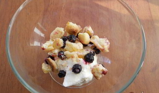 творожный десерт с печеньем и черникой