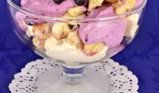 творожный десерт с печеньем и черникой