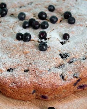 Банановый пирог с черникой