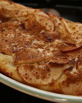 Блинный пирог с яблоками, грушами и корицей