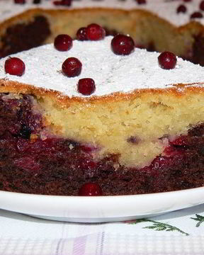 Черно-белый пирог с брусничной прослойкой