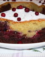 Черно-белый пирог с брусничной прослойкой