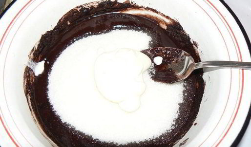 черно-белый пирог с брусничной прослойкой