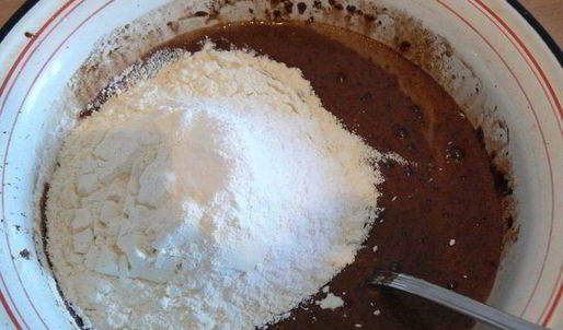 черно-белый пирог с брусничной прослойкой