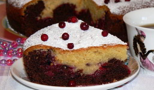 черно-белый пирог с брусничной прослойкой