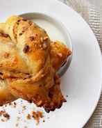 Дрожжевой пирог с калиной и фундуком