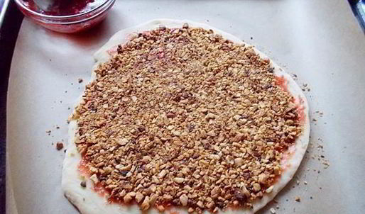 дрожжевой пирог с калиной и фундуком