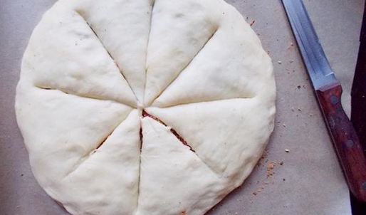 дрожжевой пирог с калиной и фундуком