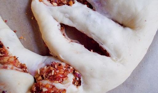 дрожжевой пирог с калиной и фундуком