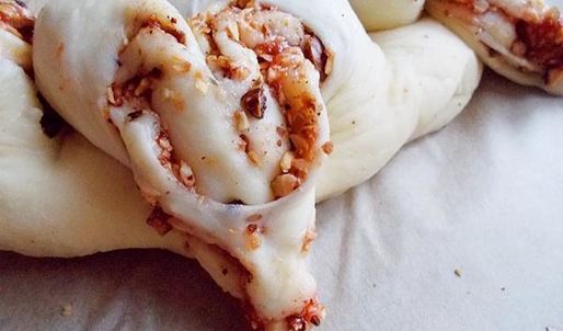 дрожжевой пирог с калиной и фундуком