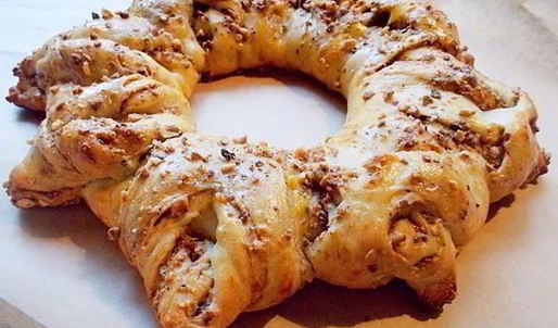 дрожжевой пирог с калиной и фундуком