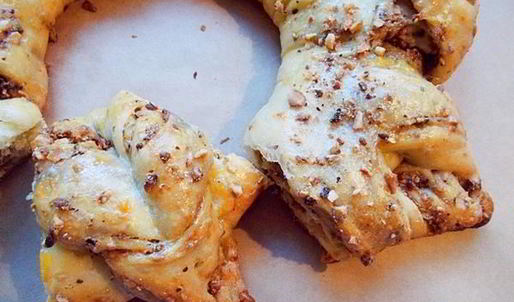 дрожжевой пирог с калиной и фундуком