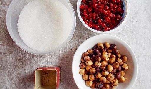 дрожжевой пирог с калиной и фундуком