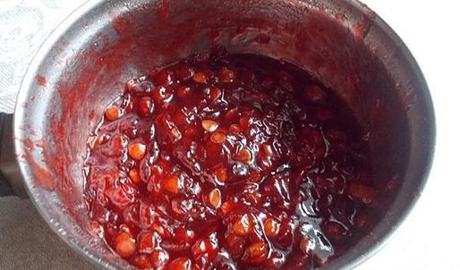 дрожжевой пирог с калиной и фундуком