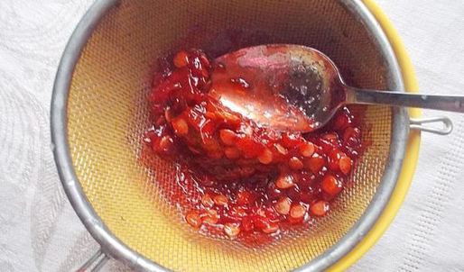 дрожжевой пирог с калиной и фундуком