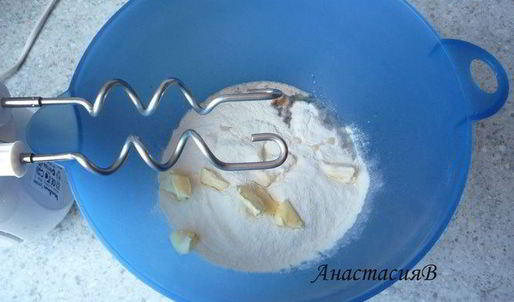 глазированный яблочно-творожный пирог на дрожжевом тесте