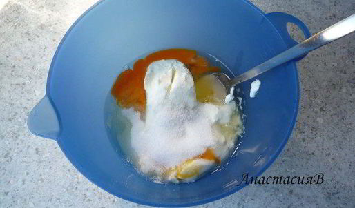 глазированный яблочно-творожный пирог на дрожжевом тесте