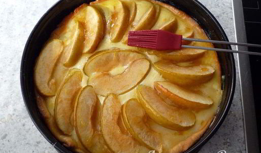 глазированный яблочно-творожный пирог на дрожжевом тесте