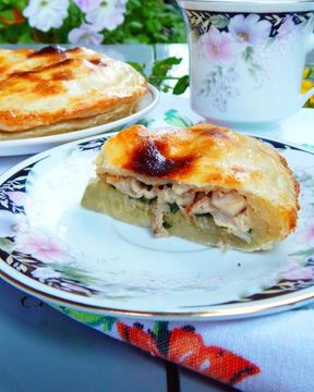 Курник с картошкой и курицей из слоеного теста