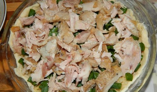 курник с картошкой и курицей из слоеного теста