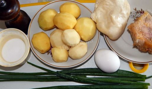 курник с картошкой и курицей из слоеного теста