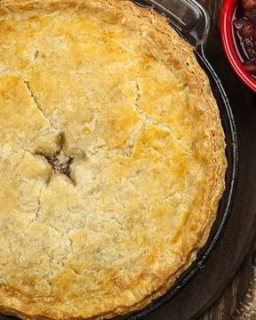 Мясной пирог с яблоком, изюмом и орехами