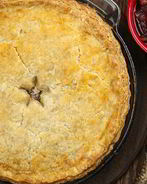 Мясной пирог с яблоком, изюмом и орехами