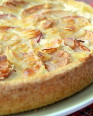 Немецкий яблочный пирог с йогуртом и миндальными лепестками