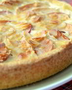 Немецкий яблочный пирог с йогуртом и миндальными лепестками