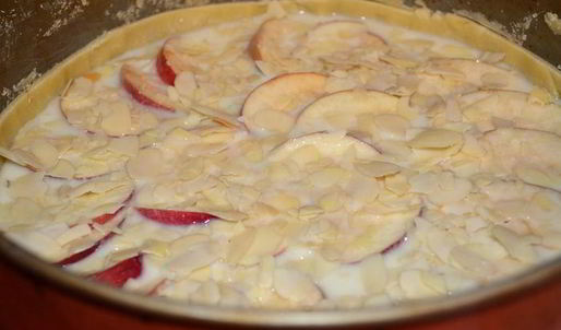 немецкий яблочный пирог с йогуртом и миндальными лепестками