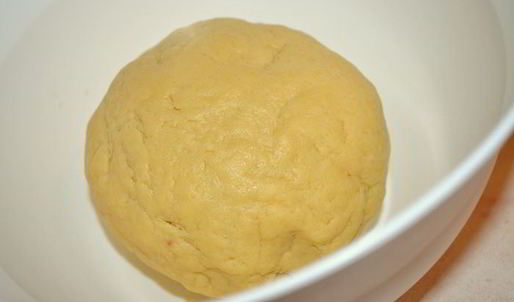 немецкий яблочный пирог с йогуртом и миндальными лепестками