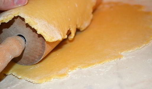 немецкий яблочный пирог с йогуртом и миндальными лепестками