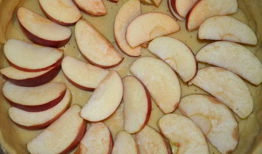 немецкий яблочный пирог с йогуртом и миндальными лепестками