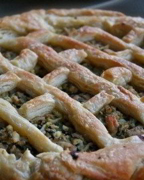 Открытый пирог с курицей, капустой и шпинатом