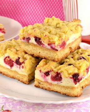 Песочный пирог с меренгой и ягодами