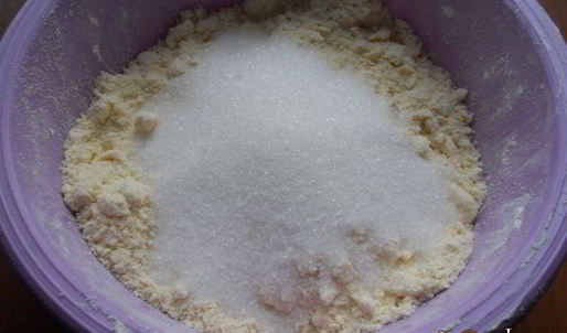 песочный пирог с меренгой и ягодами