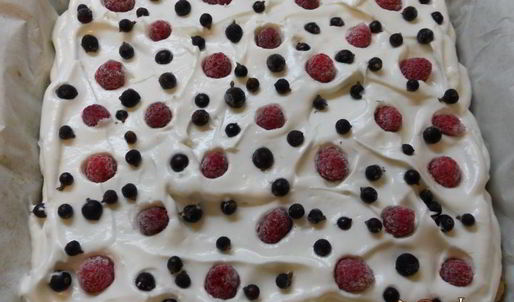 песочный пирог с меренгой и ягодами