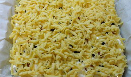 песочный пирог с меренгой и ягодами