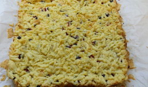 песочный пирог с меренгой и ягодами