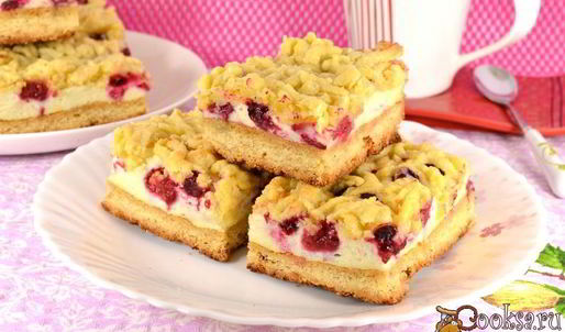 песочный пирог с меренгой и ягодами