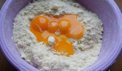 песочный пирог с меренгой и ягодами