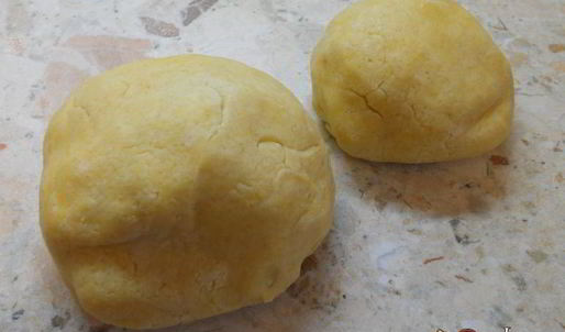 песочный пирог с меренгой и ягодами