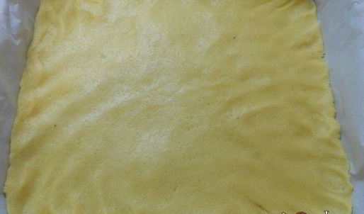 песочный пирог с меренгой и ягодами