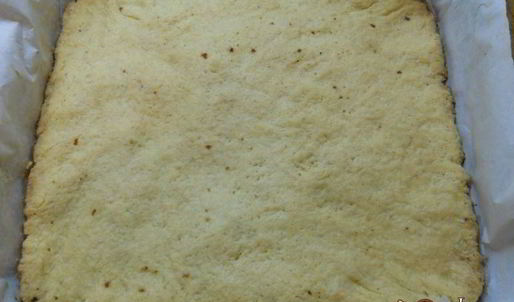 песочный пирог с меренгой и ягодами