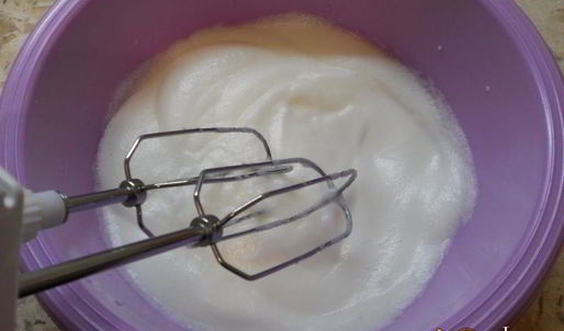 песочный пирог с меренгой и ягодами