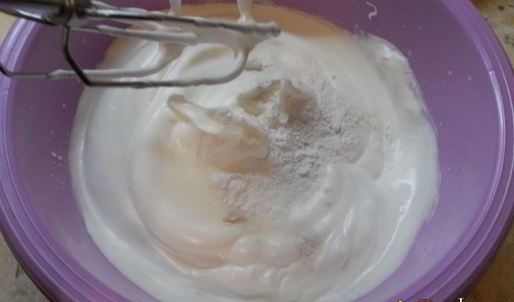 песочный пирог с меренгой и ягодами