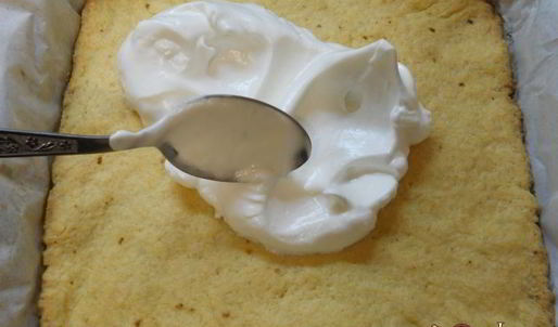 песочный пирог с меренгой и ягодами